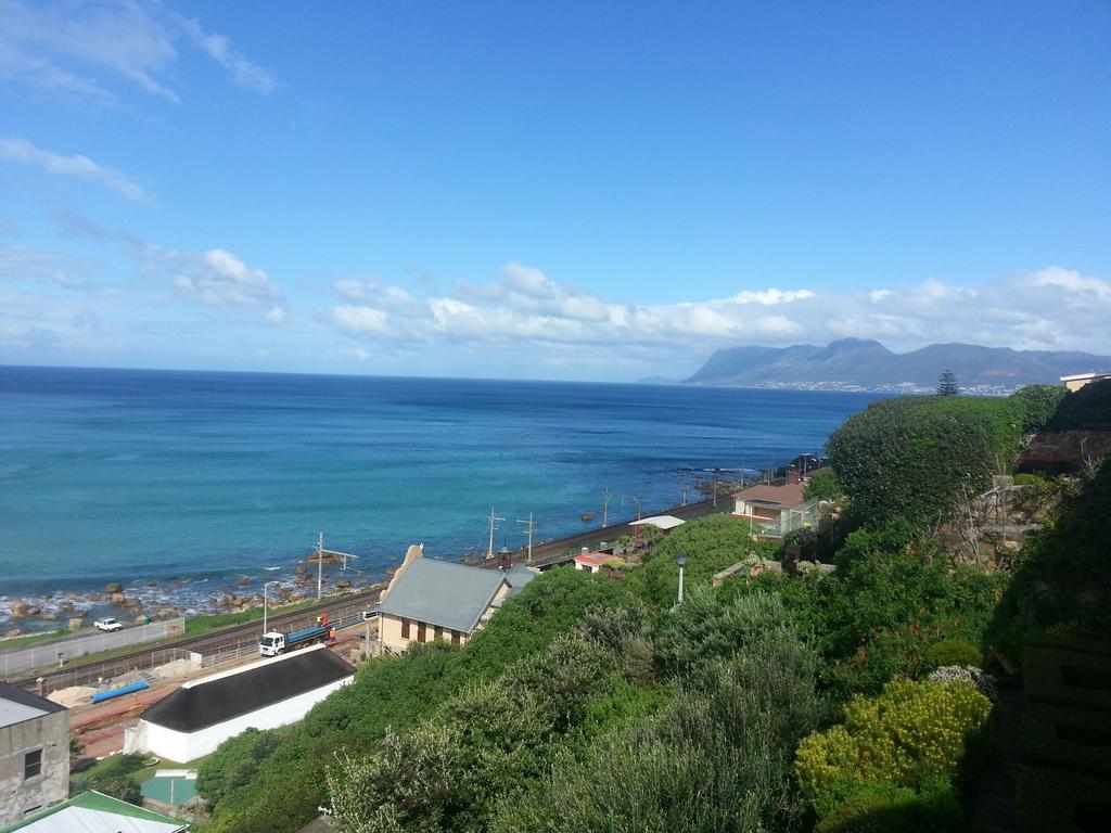 Seaview Apartment In Muizenberg Exterior photo